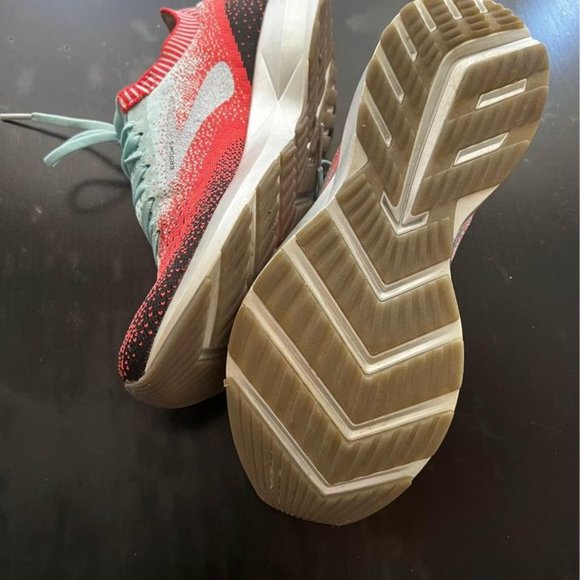 🌟 Elevate Your Style with Brooks Women's Levitate 2 Coral/Blue/Black 9 B US 🌟 - Picture 2 of 5